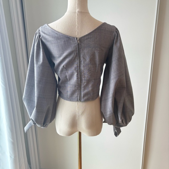 Chic Women's Gray Blouse with Balloon Sleeves - Picture 3 of 4